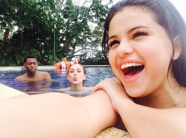Selena Gomez tambipen disfrutó del calor desde una rica alberca.