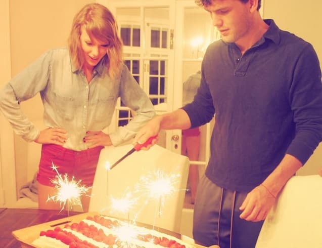 Y para conmerorar esta fecha tan especial, Taylor partió un lindo pastel.