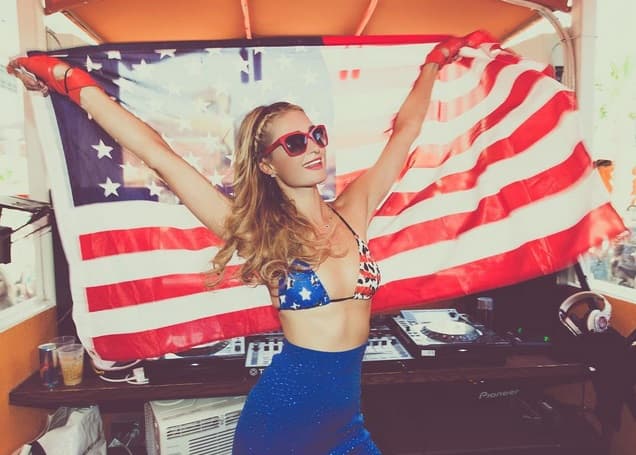 La rubia también alzó con orgullo la bandera estadounidense.