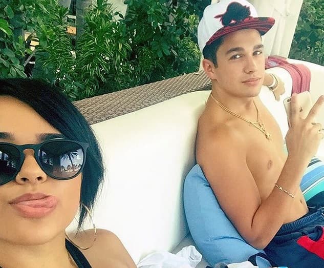 Becky G y Austin Mahone también salieron a tomar el sol este fin de semana.