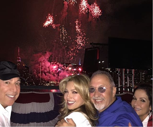 Tommy, Thalía, Emilio y Gloria, se reunieron por la noche del 4 de julio para disfrutar de la fiesta organizada por una tienda departamental.