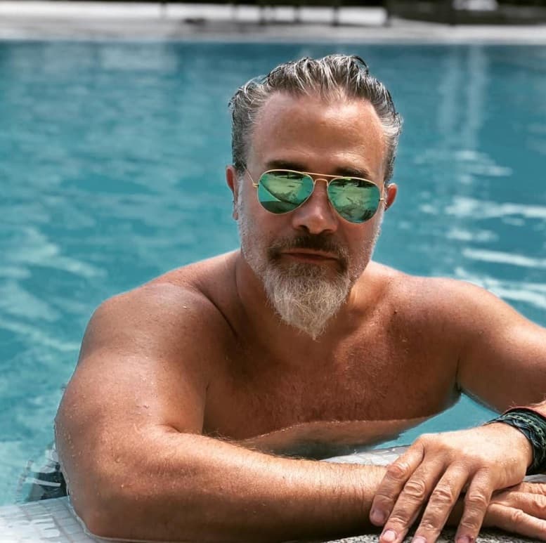 Dicha apariencia incluye mantener su pelo en pecho para las producciones. A sus 55 años, sigue cautivando a sus fans.