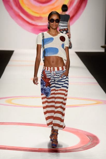 Mientras que si eres de contextura delgada, puedes sumar un crop top y exhibir tu silueta.