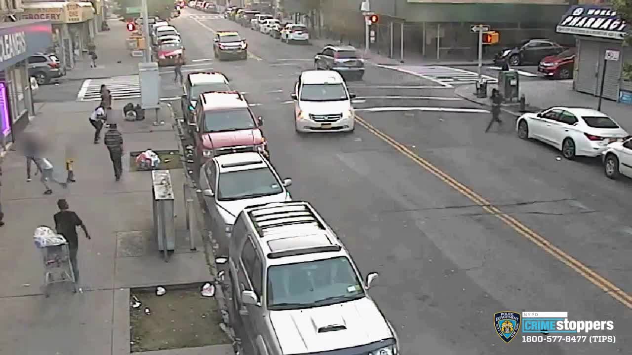 Autoridades están tras la pista del hombre que disparó varias veces en una avenida llena de transeúntes en El Bronx