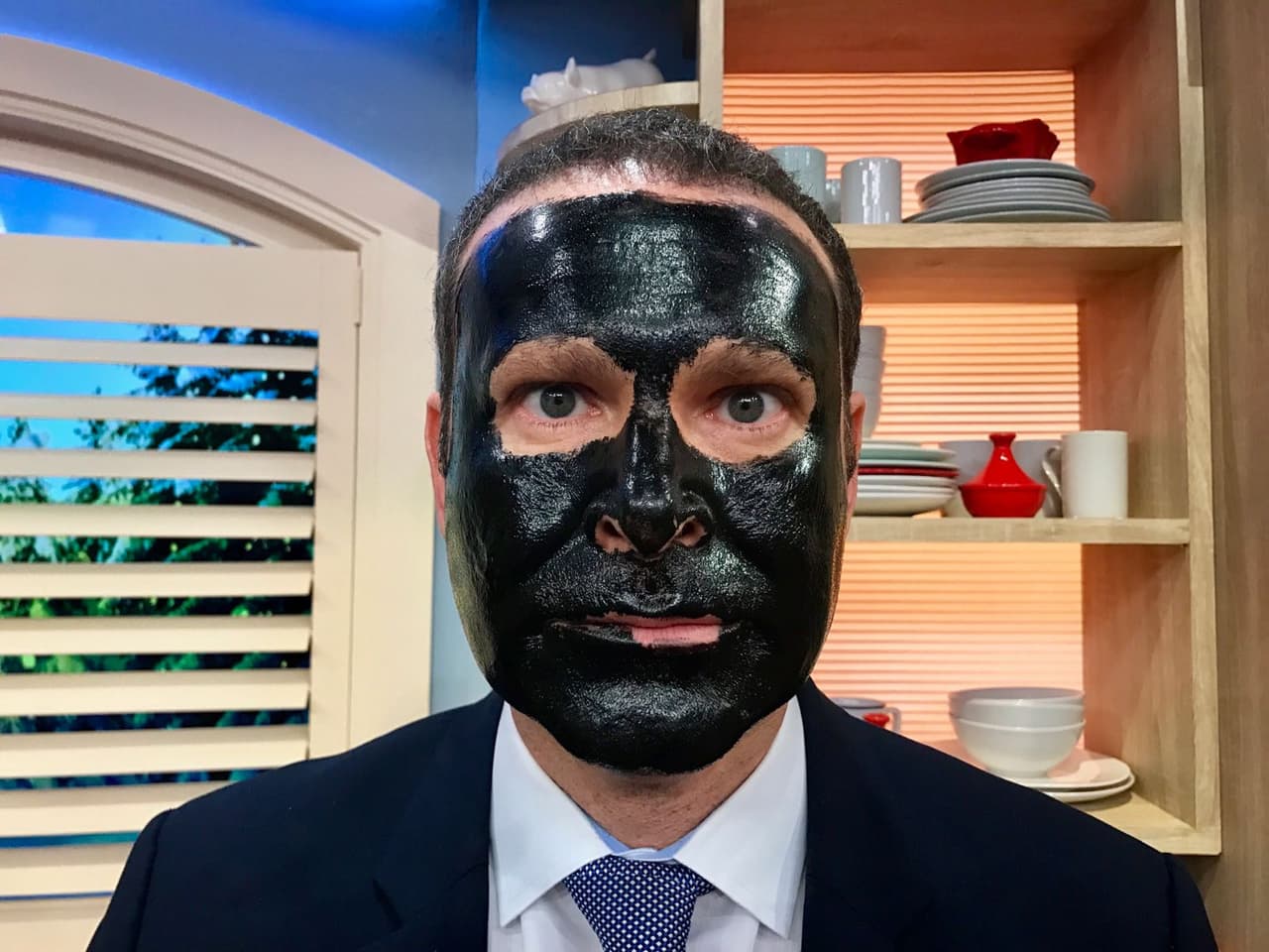 Alan fue el primero en aceptar el reto y probar la misma mascarilla que usó el actor Julián Gil y que casi lo hace llorar al retirarla de su rostro.