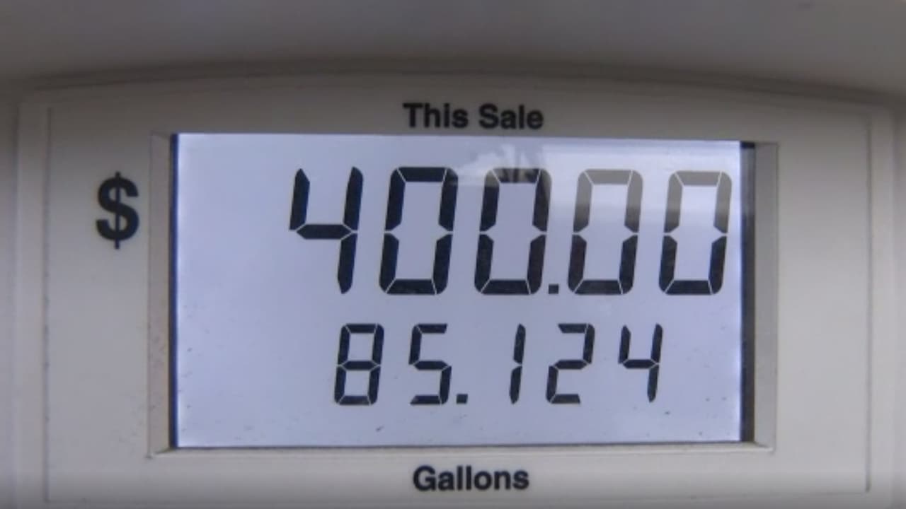 Los conductores están pagando precios muy elevados. “
<b>Demasiado caro, carísimo</b>, $400”, indica José Velásquez. quien tuvo que pagar esa cantidad cuando llenó el tanque de su camioneta, esto es lo que se vive todos los días en las bombas de gasolina.