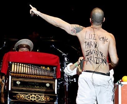 Calle 13El integrante del grupo Calle 13, Residente, hizo público su repudio a la ley firmada por la gobernadora Brewer durante un reciente recital en la Ciudad de México. En su espalda, tenía escrita la leyenda 'Luz verde para invadir Arizona', que fue leída por dos fans que elegió al azar, un hombre y una mujer.René, su verdadero nombre, dijo solidarizarse con los inmigrantes que se encuentran en EU, de los cuales señaló que el 70% son mexicanos.