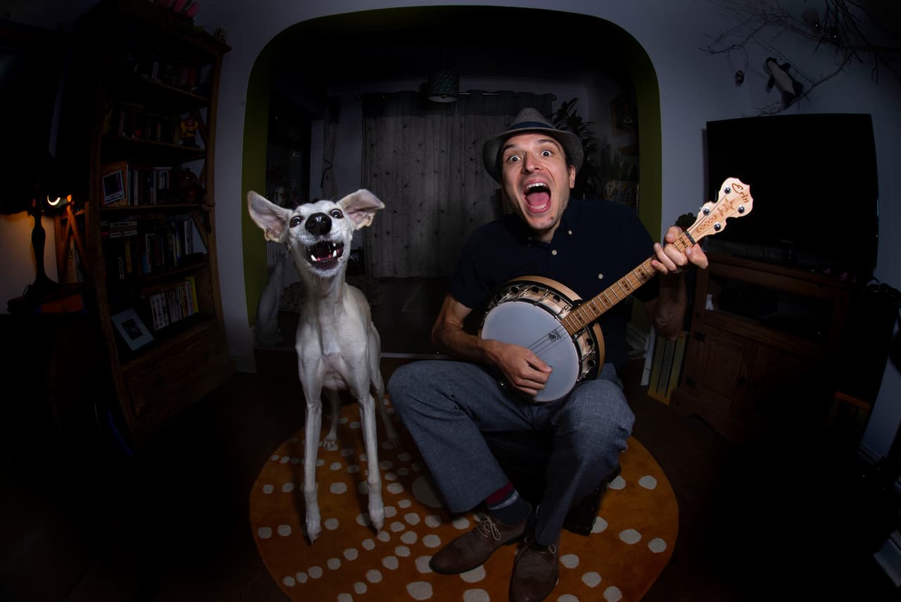 <b>‘Muttford y Chum’</b>
<br>
<br>“Cuando no pude tocar con mis compañeros de banda humanos en la cuarentena, Flint, mi perro de rescate, me enseñó que también teníamos gustos musicales parecidos’, dijo en broma el fotógrafo.
<br>