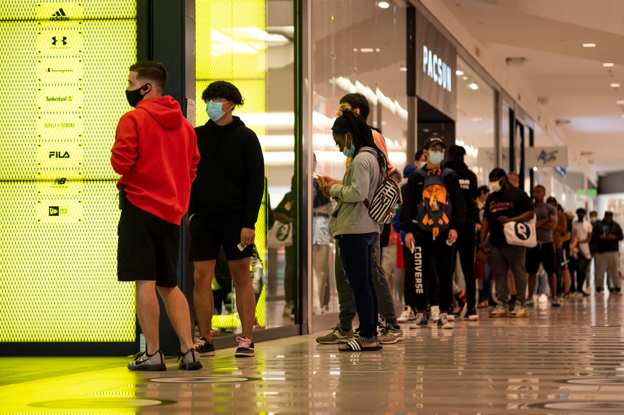 Clientes hacen fila para comprar en un centro comercial de Minneapolis, Minnesota, cuando fue reabierto el 10 de junio. Aunque los números parecen prometedores, diversos analistas advierten que podrían ser apenas el reflejo de la ayuda económica temporal dada por el gobierno para amortiguar los efectos de la recesión.