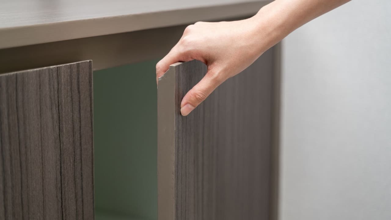 <b>Abre las puertas de los gabinetes.</b> Esto permitirá que el calor llegue a las tuberías que no están aisladas debajo de los fregaderos y dispositivos cerca de las paredes exteriores.
<br>