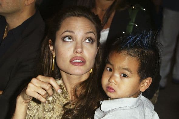 Maddox nació el 5 de agosto de 2001 en Cambodia. Aquí los vemos en el festival de cine de Venecia en 2004.