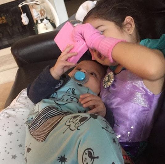 La presentadora de Despierta América trata de estar en contacto con sus hijos todo el tiempo, aunque esté lejos de ellos: "Les hablo por Facetime cada ratito y no los dejo que me extrañen".