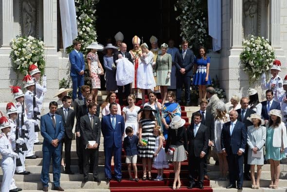Una pantalla gigante fue instalada en el patio del palacio para que todos pudieran presenciar la ceremonia.