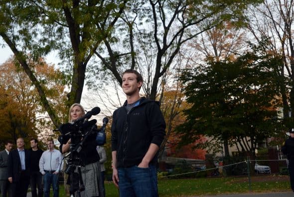 Esa cifra incluye $483,333 en salarios, $220,500 en bonos y $783,529 en "otras compensaciones", que una nota de pie explica principalmente por aviones fletados utilizados para viajes de la familia de Zuckerberg y amigos.