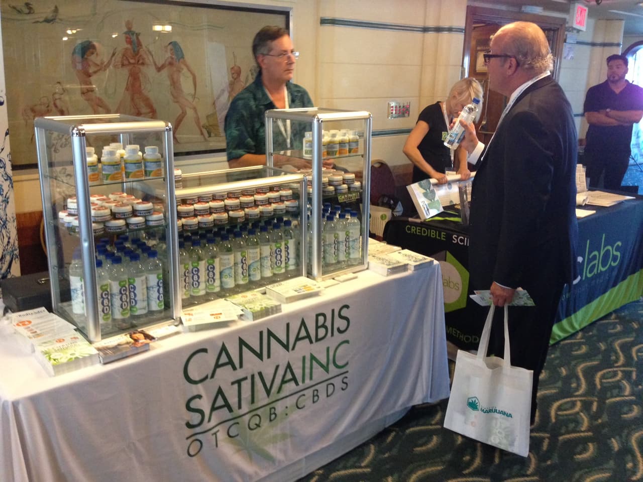 Estante en conferencia sobre el uso de la marihuana para fines recreativos en la ciudad de Long Beach, California.