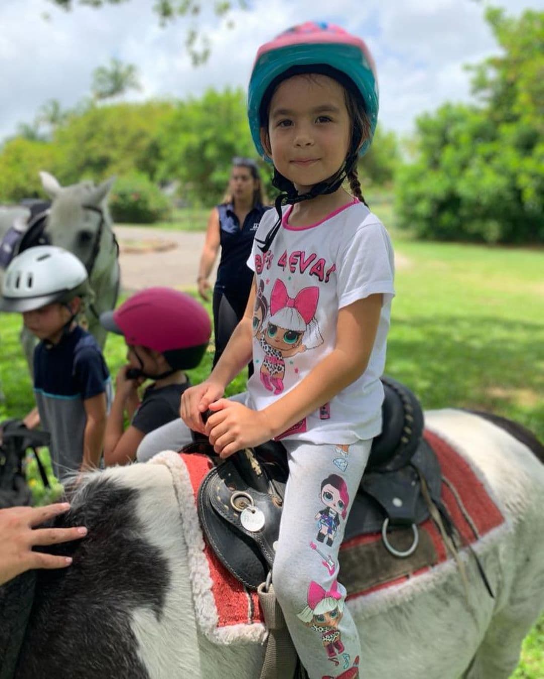 Por su parte, Michelle Tacher está en un campamento disfrutando con total seguridad de algo que le fascina: los animales.