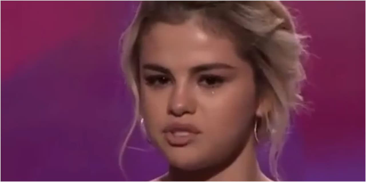 Con el corazón en la mano, Selena Gomez dedica premio a la mujer que le salvó la vida 