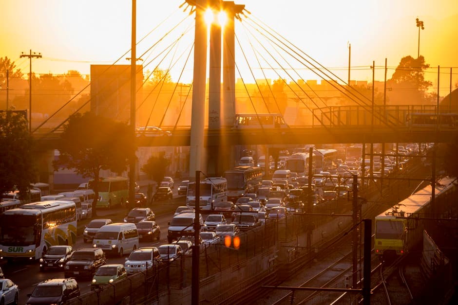Gente viajando al trabajo por el transporte público de Ciudad de México.