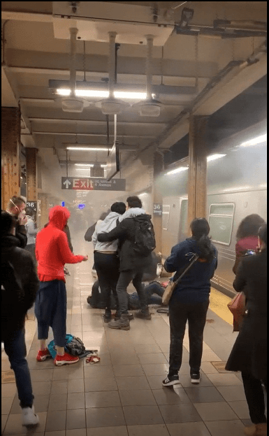 "Acaban de disparar a alguien en mi tren y han prendido fuego en la línea N", dijo un pasajero que estaba filmando el incidente.
<br>