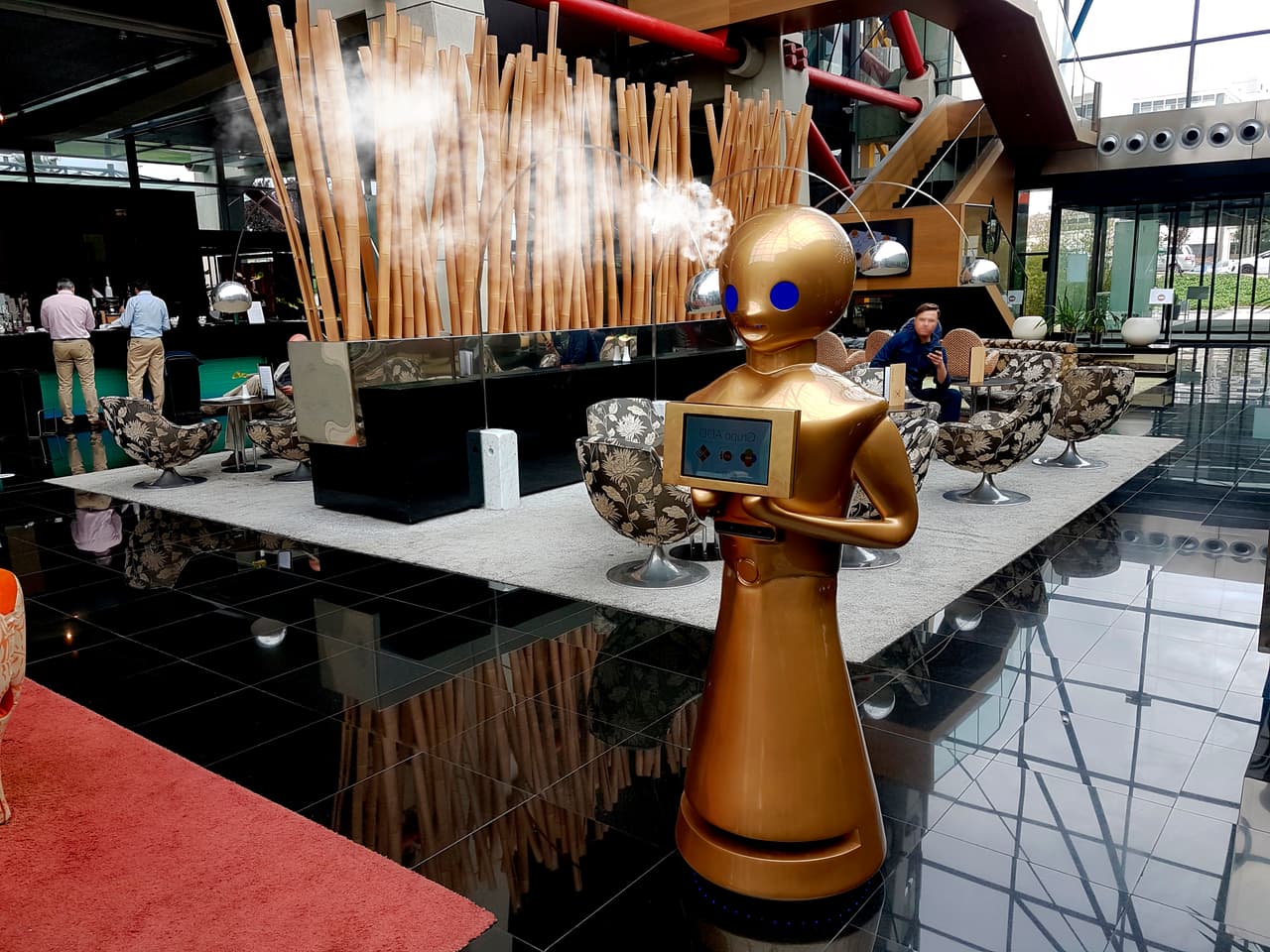 También mide la temperatura de las personas en los controles de acceso. Algunos modelos de Tokyo Sanitary pueden patrullar espacios, mantener diálogos y hacer llamadas de socorro, “prestando servicios de atención al público”, según dice la compañía que lo diseñó.