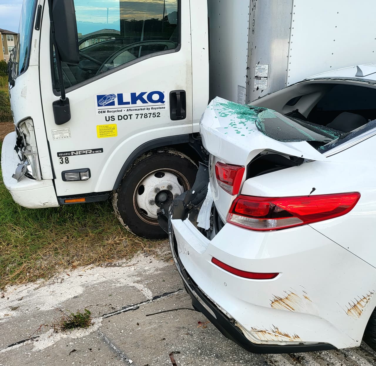 Un accidente múltiple en la intersección de la I-75 y Carretera Estatal 60, en Brandon, en el condado Hillsborough, dejó ocho personas heridas. La causa fue un camión que arrojó tierra mojada a la calle.