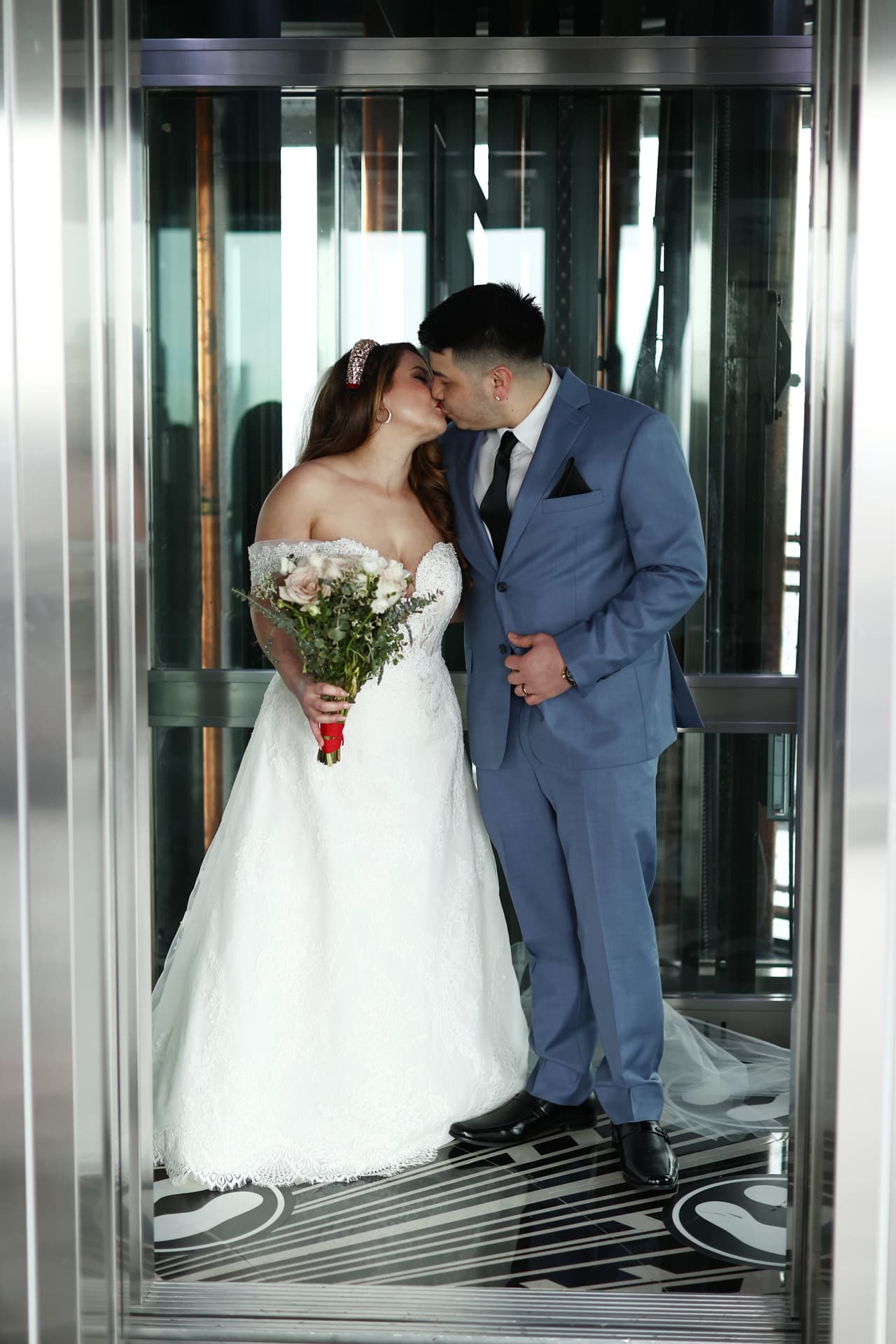 Martínez es un trabajador de primera línea en un hospital y Mariana es profesora de educación especial.
