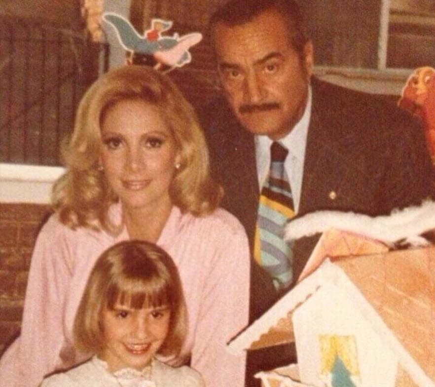 Hijos del director argentino José María Fernández Unsáin (con ella en la foto de niña), ambos mantienen una buena relación como medios hermanos. 
<br>