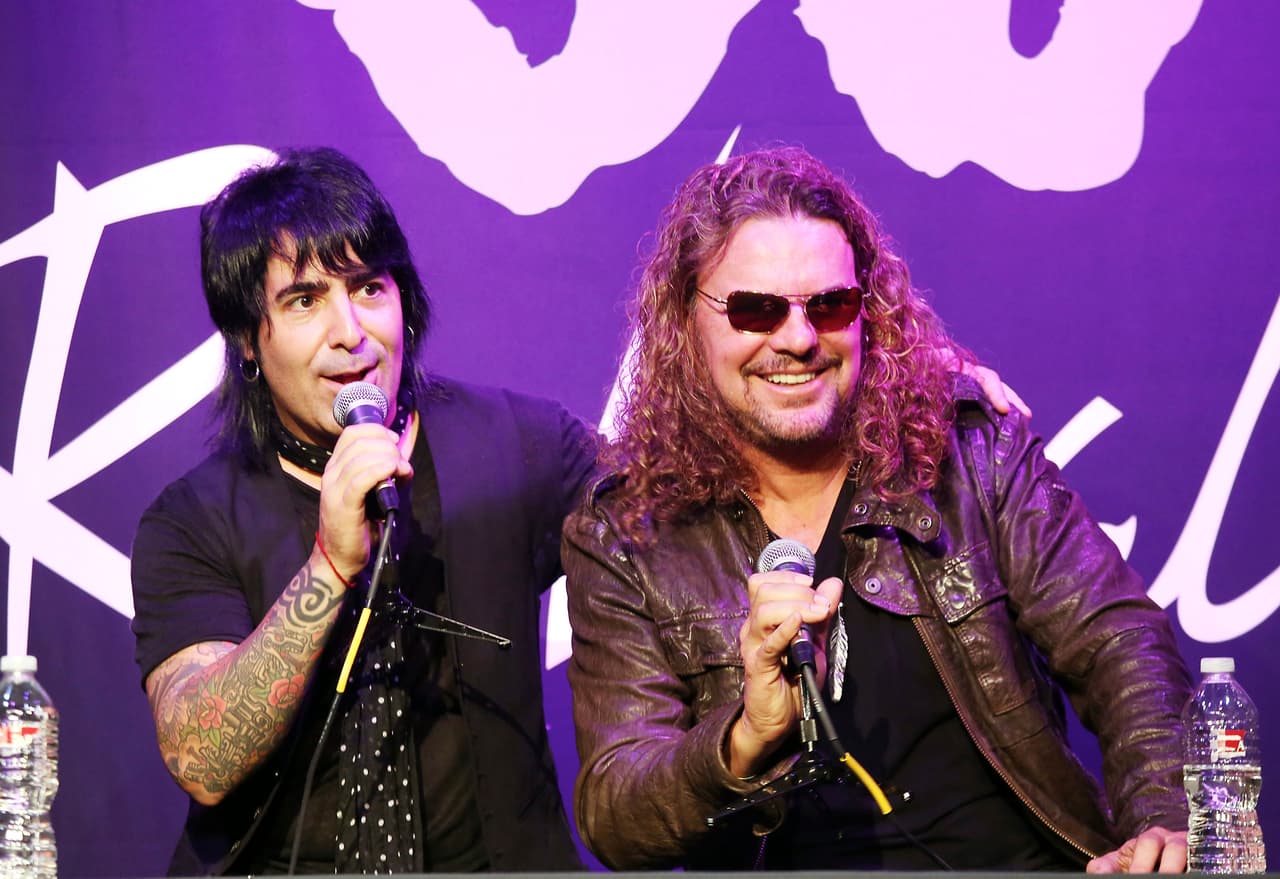 Después de su segundo disco, Maná sufrió un nuevo cambio en sus integrantes tras la salida de Ulises Calleros. Incorporaron a Iván González, como tecladista, y César López, en la guitarra.
<br>Con la nueva alineación prepararon el lanzamiento del disco ‘¿Dónde Jugarán los Niños?’, con el que alcanzaron números inimaginables. De ese álbum se desprenden ‘¿Dónde Jugarán los Niños?’, ’Vivir sin Aire’, ‘Oye mi Amor’, ‘Te Lloré un Río’, entre otros.
<br>