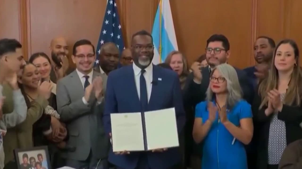 'ICE bajo aviso': Alcalde de Chicago firma orden ejecutiva para documentar conductas de agentes de inmigración