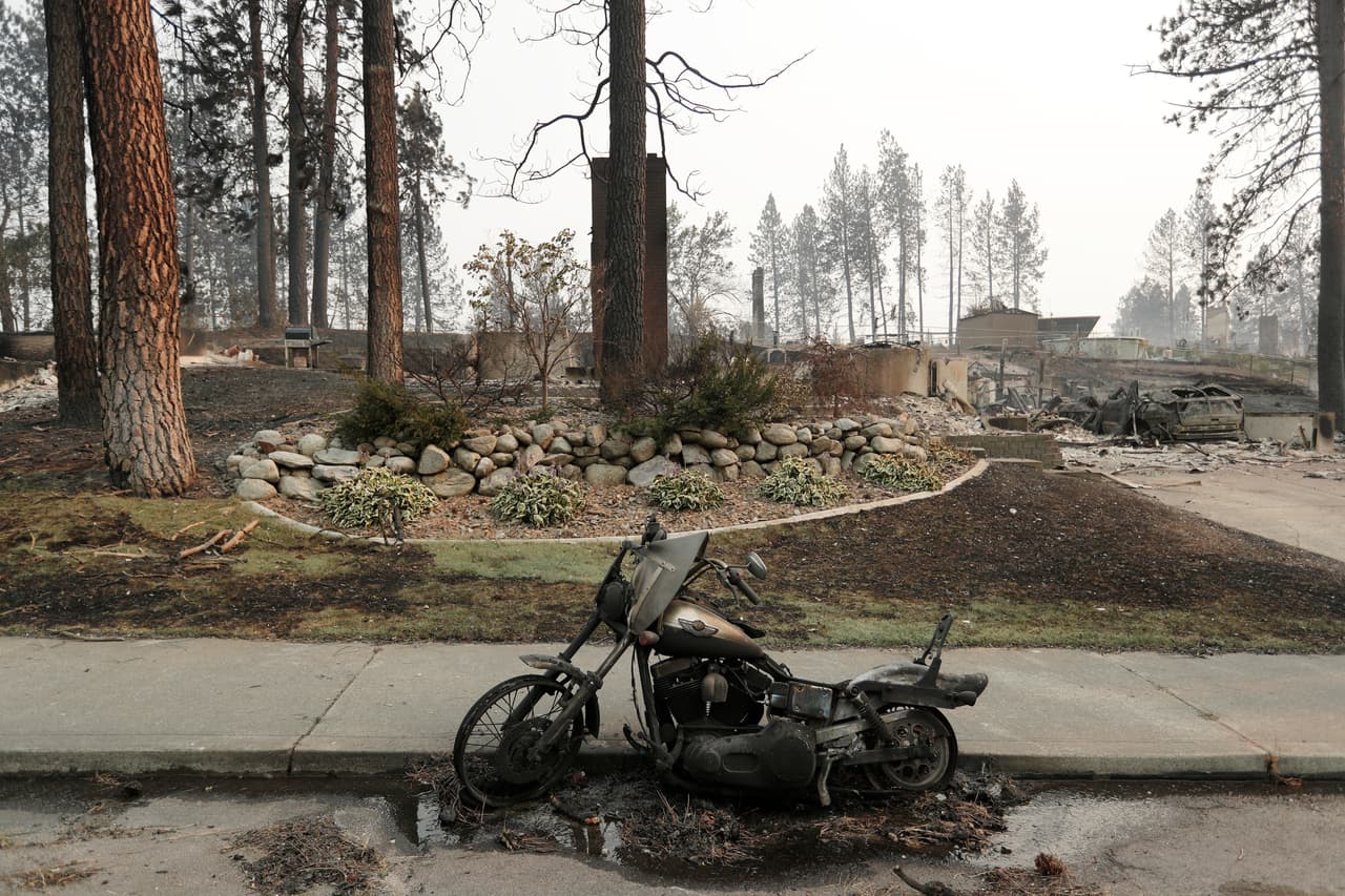 Videos del área de Spokane mostraban edificios en llamas, humo negro elevándose cerca de vecindarios y las ruinas humeantes de viviendas, donde sólo las chimeneas seguían en pie
