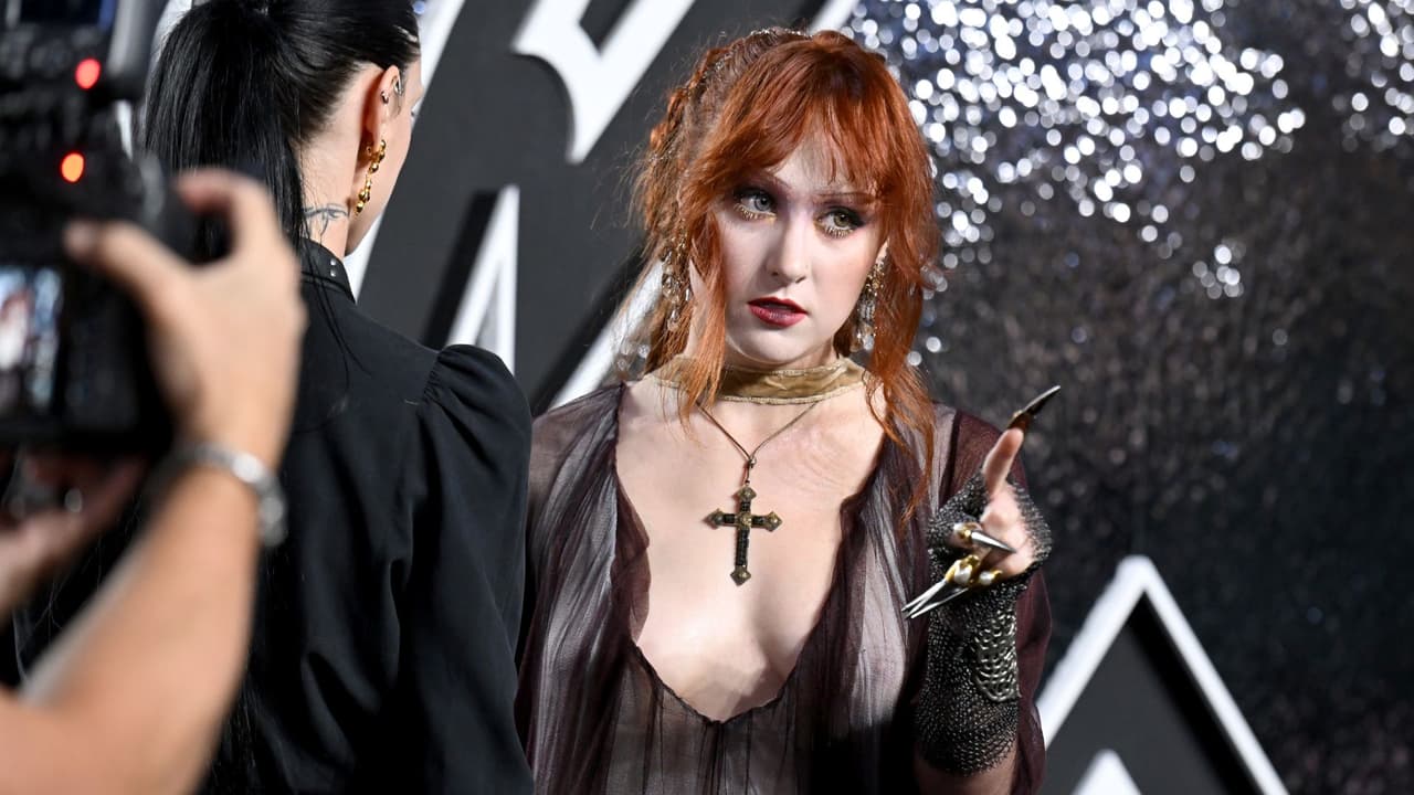 Chappell Roan en la alfombra roja de los MTV VMAs 2024 enfrentó a un fotógrafo.