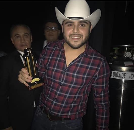 Otro de los premiados, fue Gerardo Ortiz, es de los cantantes consentidos del sur de California y no podía faltar en este evento.