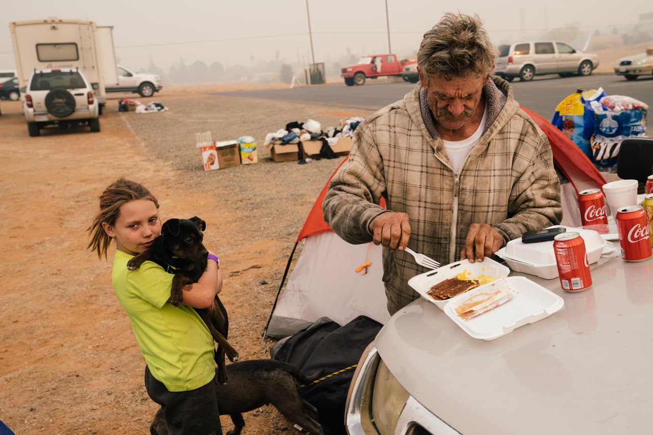 David Neeley y su hija Faith, de 10 años, escaparon del fuego en Berry Creek, a unas 10 millas al este de Paradise. Ahora esperan en el centro de evacuación de la Cruz Roja en la Iglesia del Nazareno en Oroville, California. El Camp Fire ha destruido más de 7,600 residencias y unas 260 estructuras comerciales. En total, hay 52,000 personas desplazadas por las llamas.