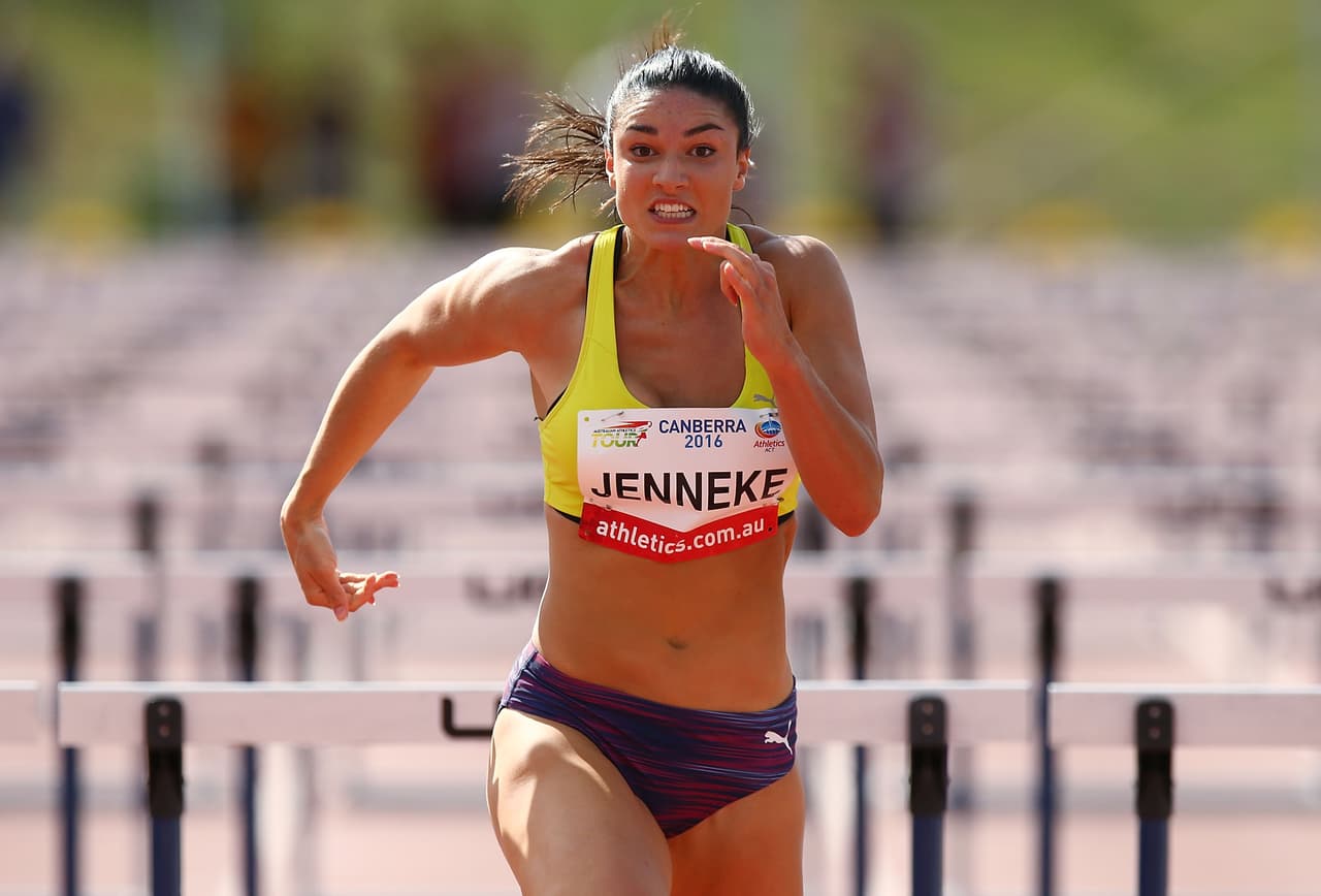 Jenneke se hizo popular por un 
<a href="http://www.univision.com/deportes/vuelve-el-baile-sexy-de-michelle-jenneke-a-las-pistas">sexy baile realizado antes de una competencia en 100 metros vallas</a>. Desde allí, su figura no pasa desapercibida en las pistas. Aunque apenas superó la primera ronda en las pasadas olimpiadas, a sus 23 años aún tiene mucha carrera para deleitar con su talento, su atlético cuerpo y bella sonrisa.