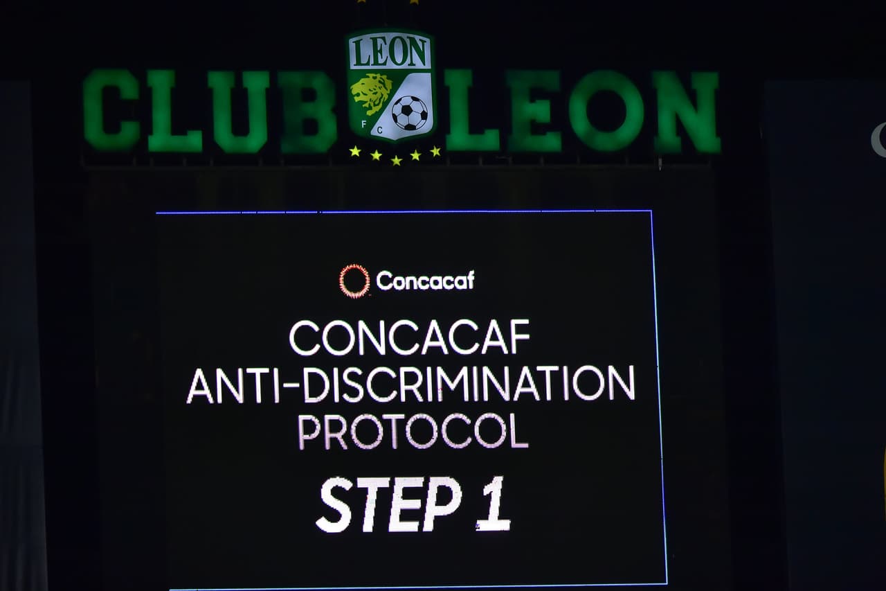 Al 64', el árbitro detenía las acciones para ejecutar el protocolo antidiscrminatorio de la FIFA ante la presencia del 'grito prohibido' en las gradas del Estadio León.