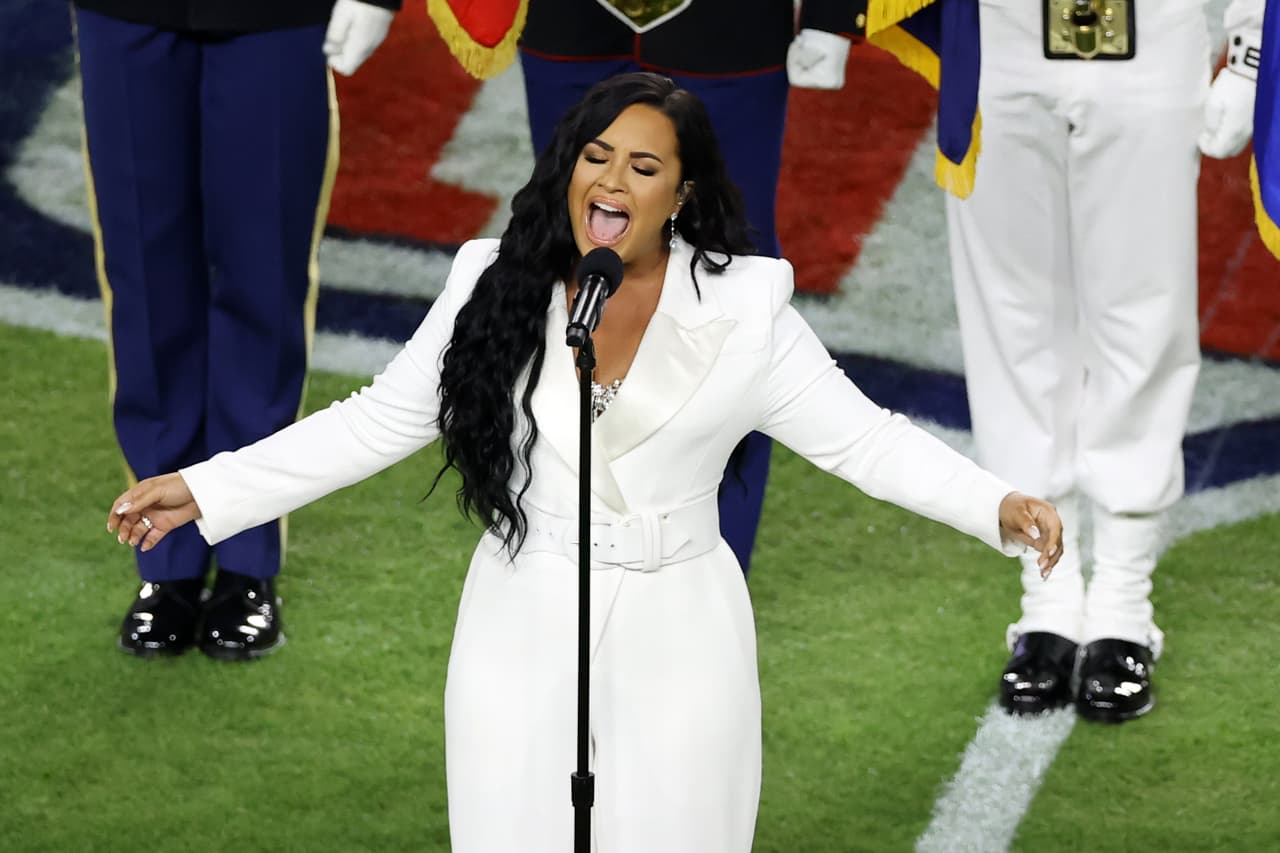  Demi Lovato estremece con su potente voz en el Super Bowl LIV, antes de que lleguen Jennifer López y Shakira