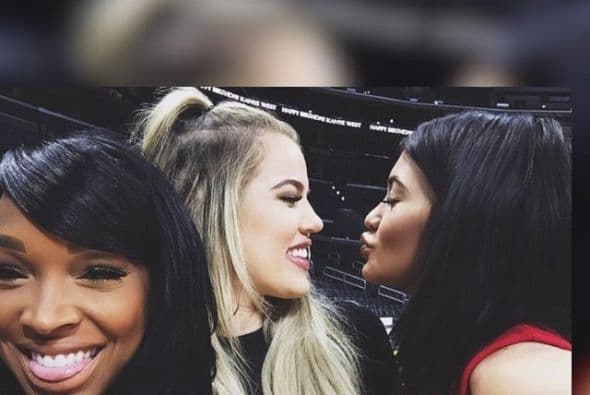 Khloé y Kylie estuvieron presentes en la fiesta de cumpleaños.