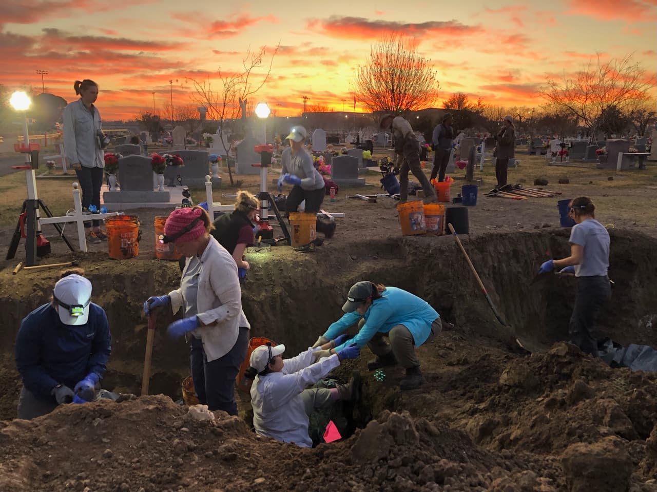 “Quiero que tengan a ese familiar de vuelta”: los jóvenes antropólogos que identifican a los migrantes muertos en la frontera de Texas