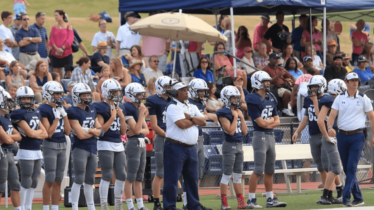 Ron Hill, un popular maestro y entrenador en The Mount Vernon School, una escuela privada en Sandy Springs perdió la batalla contra el coronavirus.