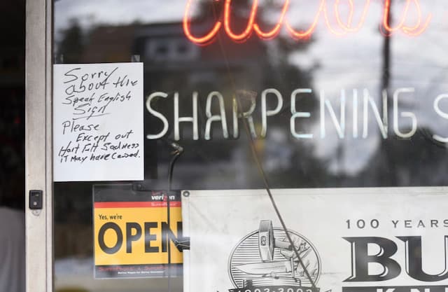 Dave Feinberg reemplazó su mensaje pidiendo que sus clientes hablaran inglés, sopena de cobrarles más, por uno donde pide disculpas.