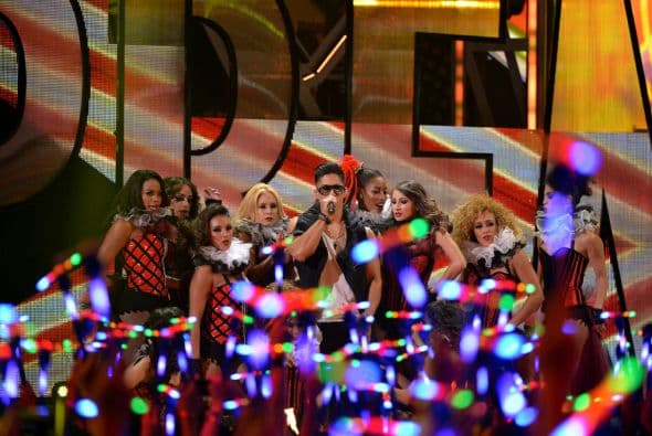 Para poner la fiesta en alto esta banda armó en grande el baile sobre ele scenario.