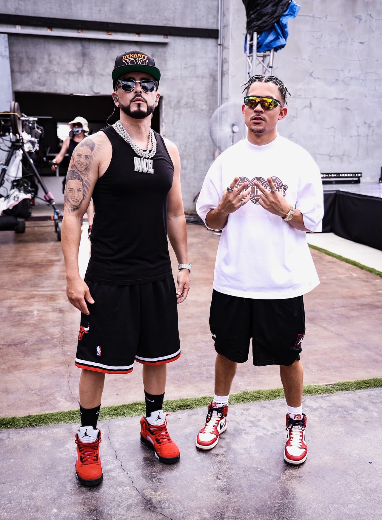 Yandel estuvo junto a Tainy en el escenario remoto de esta premiación en Wynwood, Florida, donde encendieron los preparativos para la gran noche.