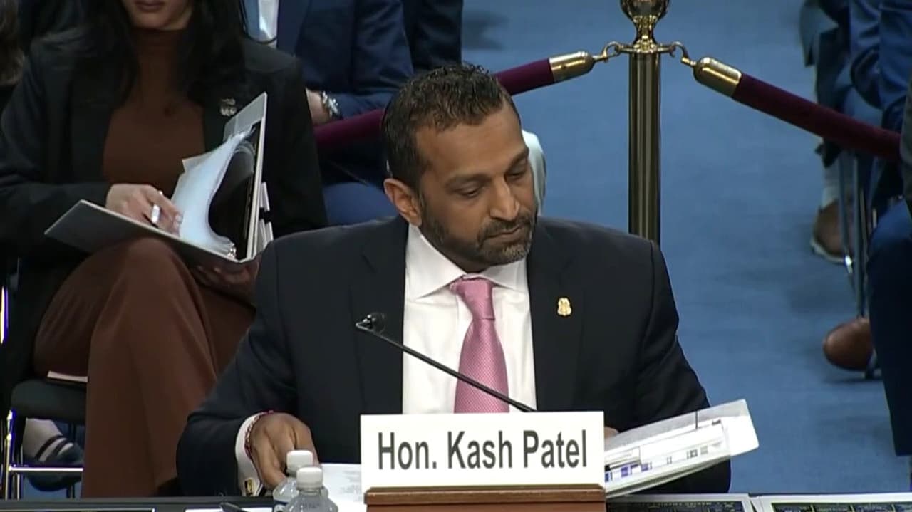 Senadores cuestionan a Kash Patel por despidos y flexibilización en el FBI