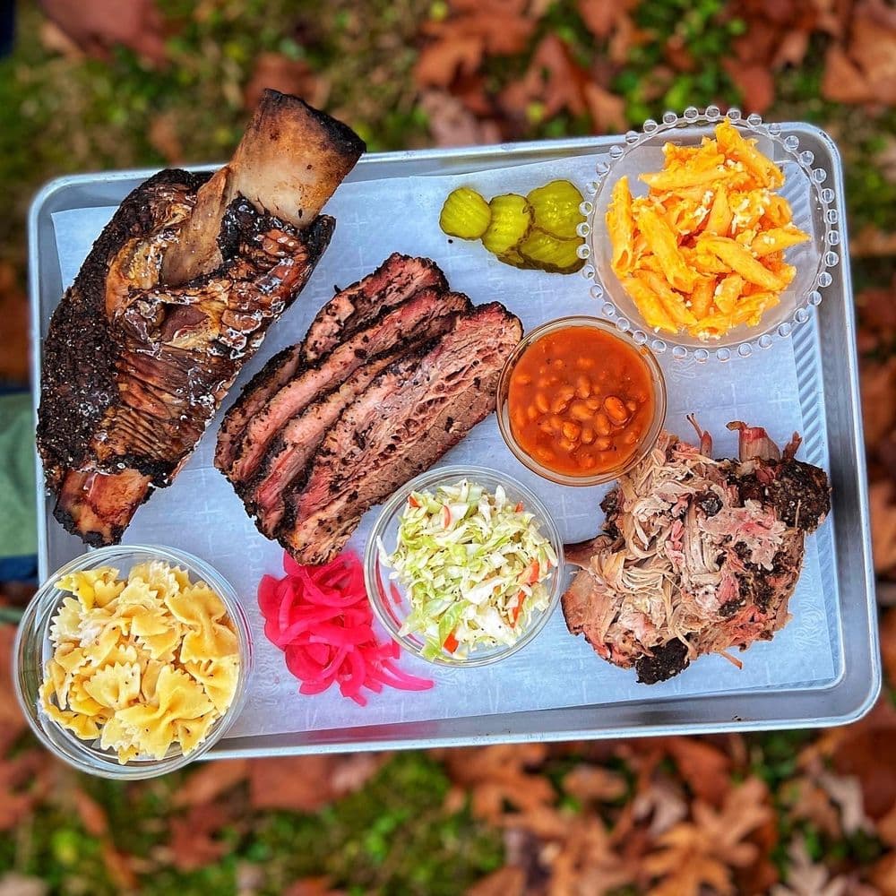 <b>Dampf Good BBQ</b>
<br>Dirección: 6720 Good Hope Church Rd. Cary, NC. 27519
<br>Teléfono: (847) 387-7469
<br>Sitio web: 
<a href="http://www.dampfgoodbbq.com">www.dampfgoodbbq.com</a> 
<br>
<b><a href="https://www.yelp.com/map/dampf-good-bbq-cary">Cómo llegar</a></b>
<br>
<br>Un usuario de Yelp dijo: “No hay mucho que decir aparte de que esta es sin duda la mejor barbacoa de Texas en el área, tal vez la mejor barbacoa del estado”.
