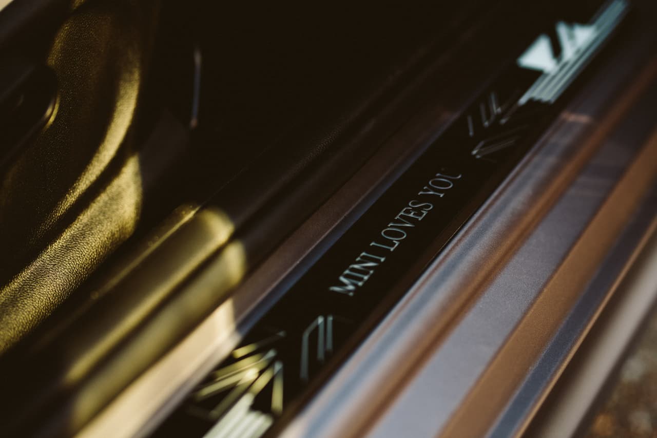 No podía faltar el toque en los estribos de aluminio. Ahí se puede leer el mensaje: "MINI loves you".