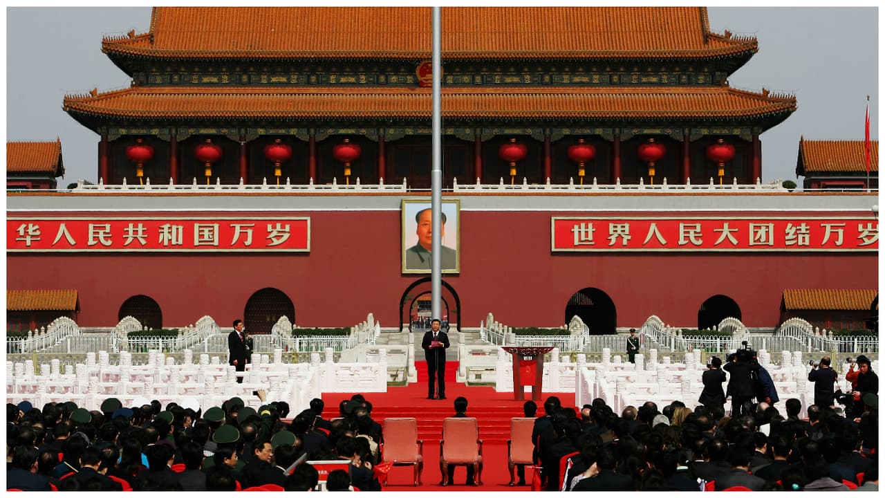 Detrás del presidente Jinping está la imagen de Mao en Tiananmen.