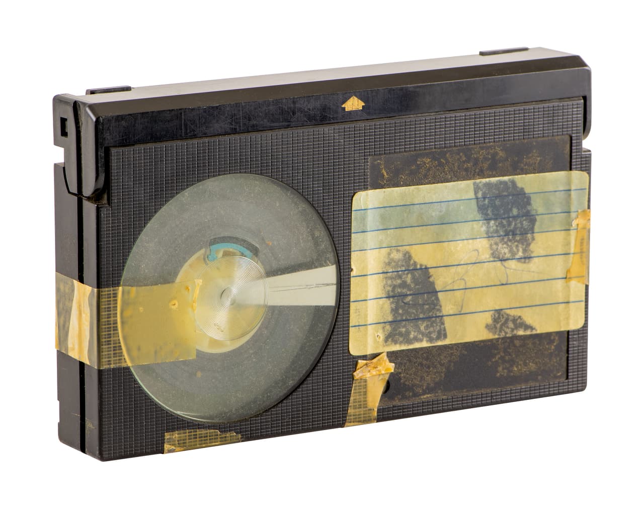 <b>Betamax</b>.
<br>
<br>Betamax y VHS compitieron por el mercado de la grabación en video la década de 1980. Esta pesada máquina analógica fue inventada en 1975 por Sony y podía grabar hasta por una hora. La compañia anunció que dejaría de producirlos en 2016, a pesar de que el formato dejó de ser popular desde que VHS ganó la batalla comercial hace tres décadas.
<br>