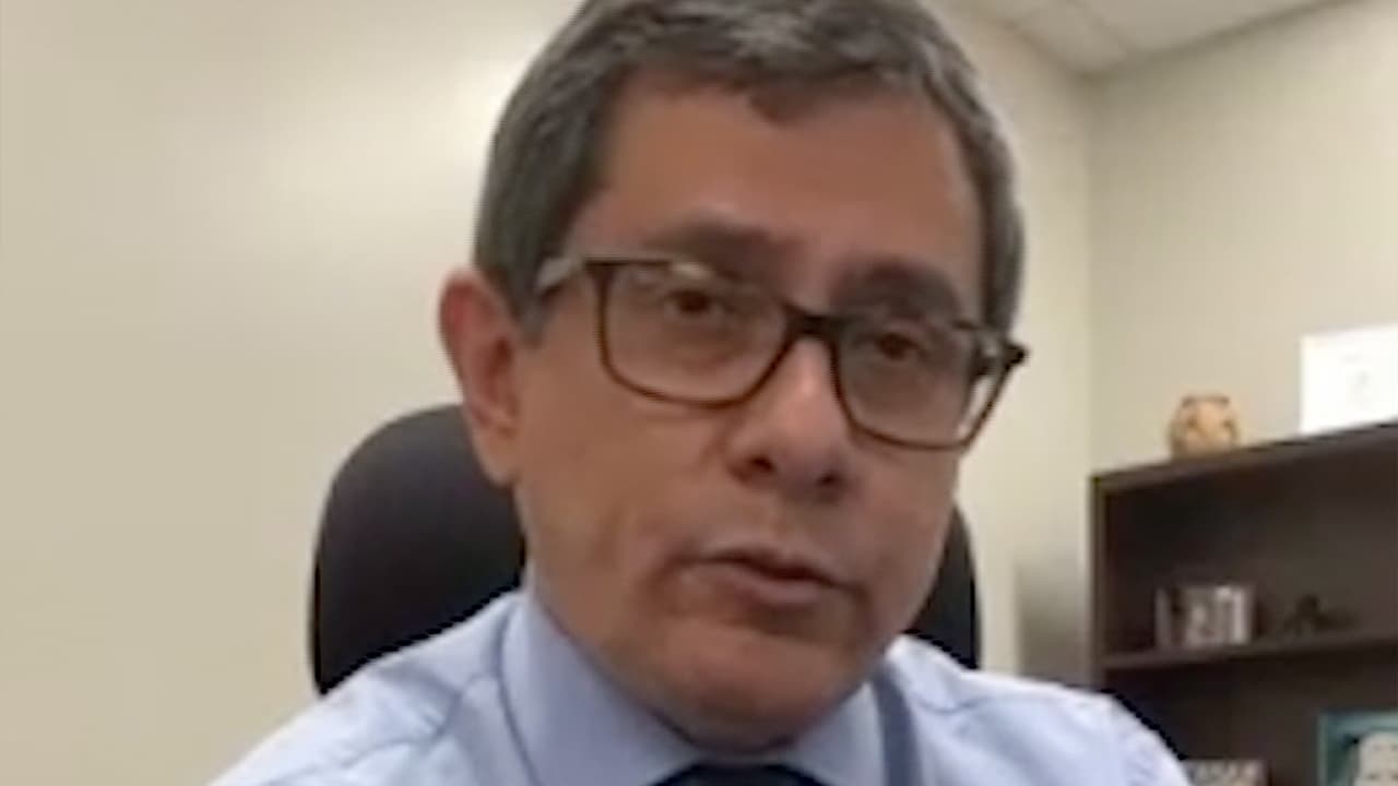 El doctor Victor Machicao, hepátologo de UT Health y Memorial Hermann, es el encargado de chequear constantemente la salud de Ríos.