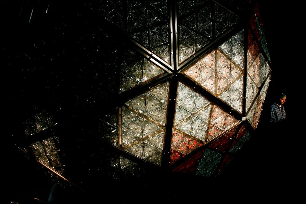 Para 2008, la bola aumentó en tamaño y peso. Su diámetro se duplicó a 12 pies (3.6 metros) y su peso alcanzó 11,875 libras. Presumía 2,668 cristales de Waterford y 32,000 bombillas LED.