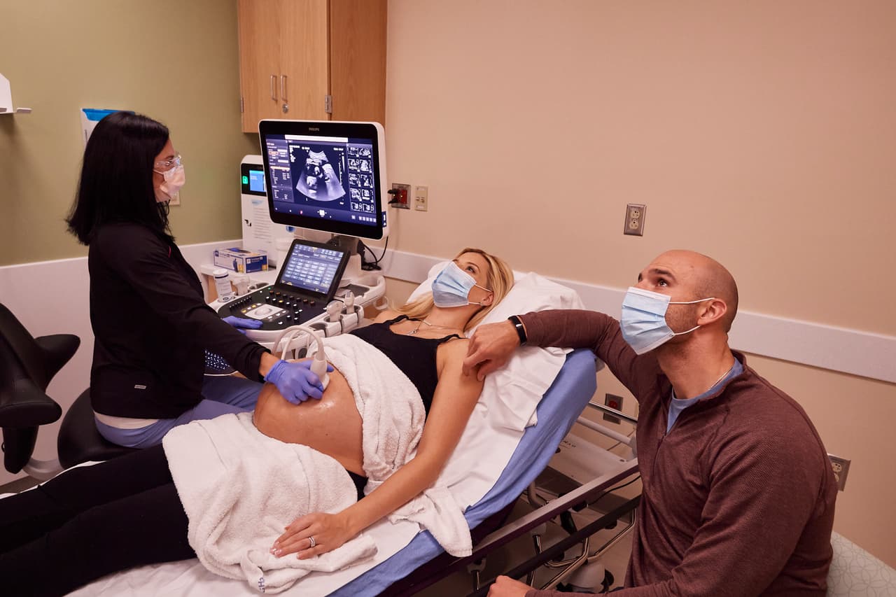 El ultrasonido reveló, además, que las niñas estaban unidas por el pecho y el abdomen.